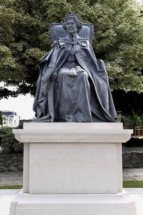 A bronze commemorative statue in ceremonial robes