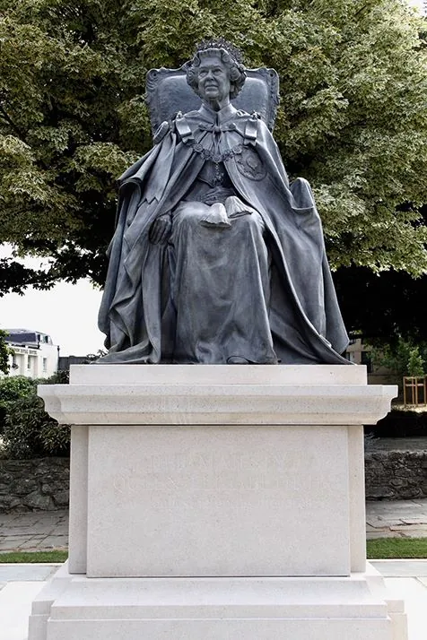 A bronze commemorative statue in ceremonial robes